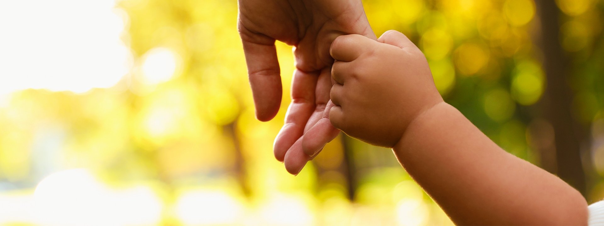 parent qui tient la main de son enfant