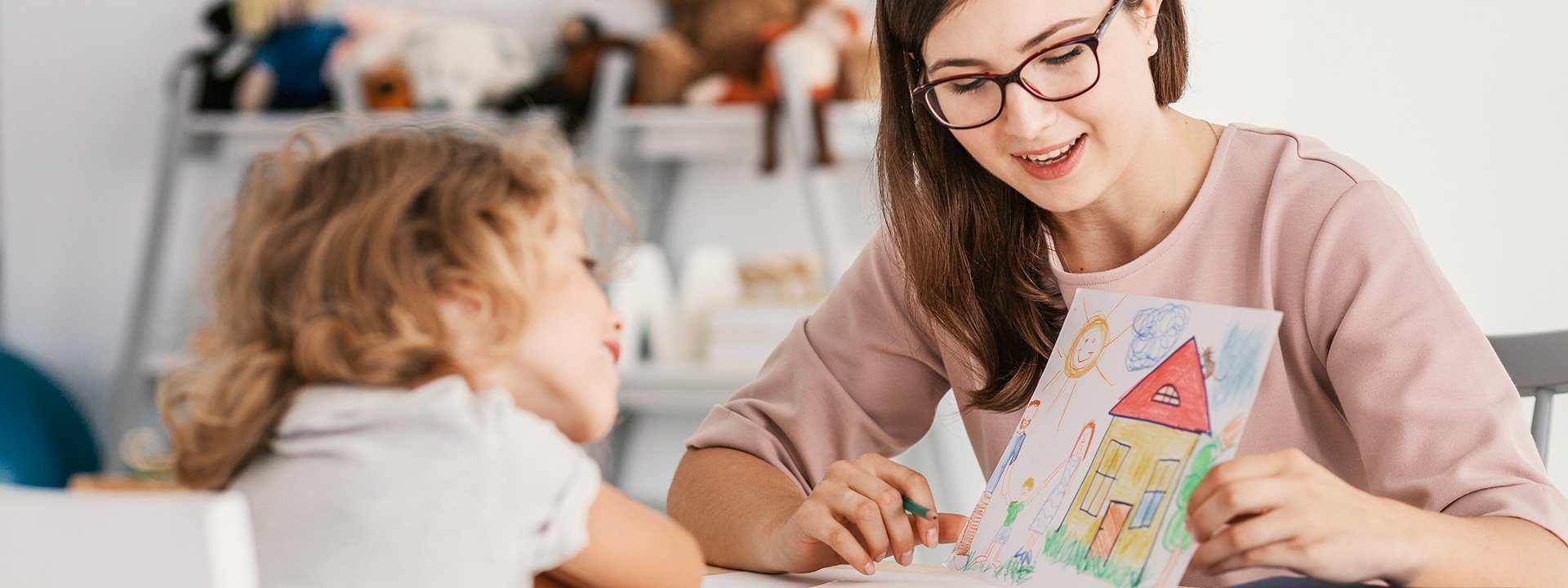 enfant avec un adulte en garde individuelle