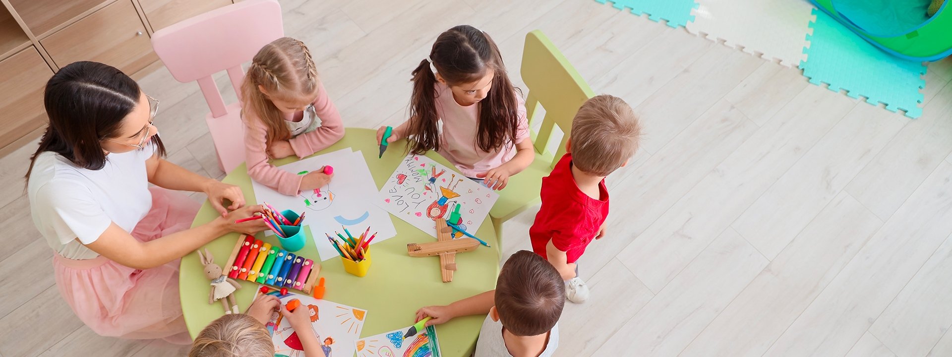 enfants qui s'amusent à plusieurs lors d'une garde collective