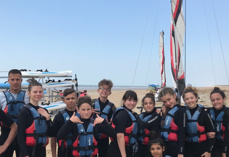 groupe d'adolescent à la mer