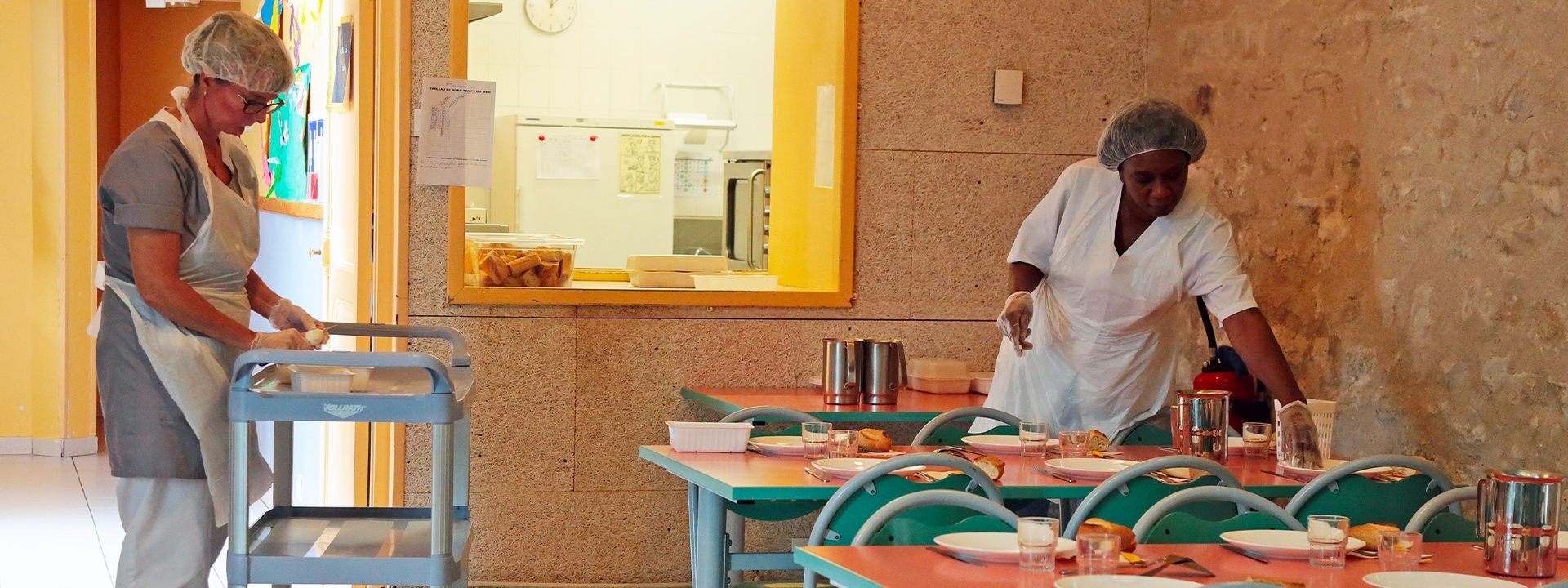 dame de cantine qui prépare la restauration