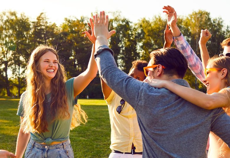 ensemble de jeunes personnes qui se sont réunis