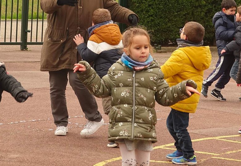 enfant dans la cour de récréation